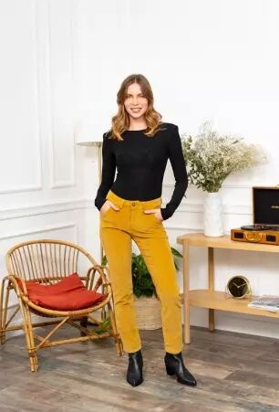 Pantalon chino velours moutarde pantalon chino velours moutarde � la coupe nette