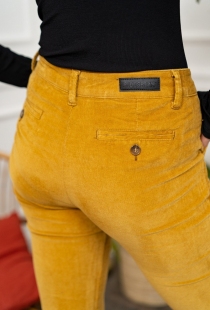 Pantalon chino velours moutarde pi&egrave;ce mode chic et confortable