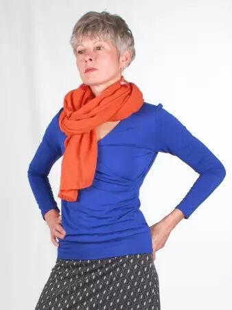 Echarpe orange fonc� pi�ce vestimentaire au caract�re moderne et � l'esprit cr�atif
