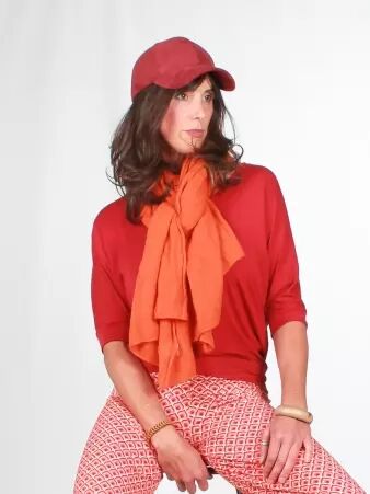 Echarpe orange fonc� pi�ce vestimentaire au caract�re moderne et � l'esprit cr�atif
