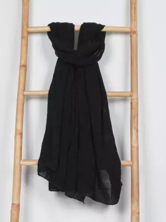 Echarpe Noir v�tement f�minin au tomb� fluide et � l'esth�tique raffin�e