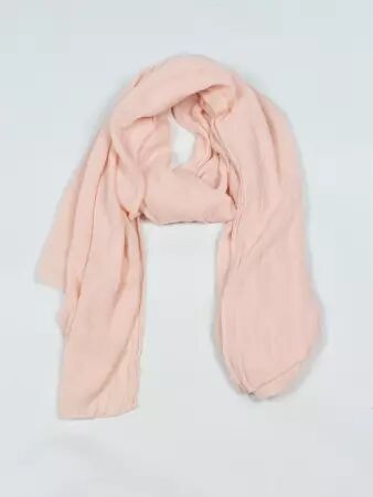 Echarpe Nude cr�ation de pr�t-�-porter au design travaill� et � la silhouette �l�gante