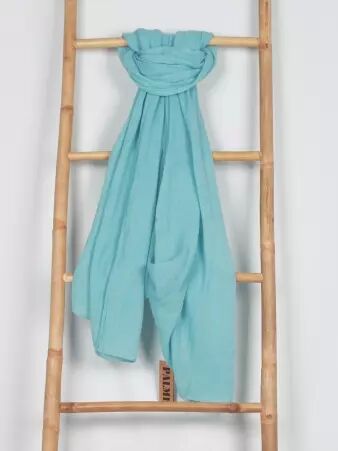 Echarpe Bleu outre mer v�tement f�minin au tomb� fluide et � l'esth�tique raffin�e