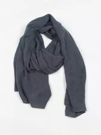 Echarpe Bleu ardoise v�tement f�minin au tomb� fluide et � l'esth�tique raffin�e