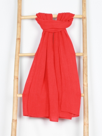 Echarpe Rouge coquelicot pi�ce de mode � la coupe pr�cise et � l'allure contemporaine