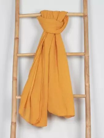 Echarpe Jaune Pissenlit v�tement f�minin au tomb� fluide et � l'esth�tique raffin�e