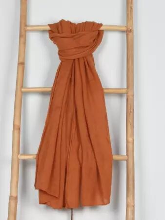 Echarpe Caramel pi�ce vestimentaire au caract�re moderne et � l'esprit cr�atif