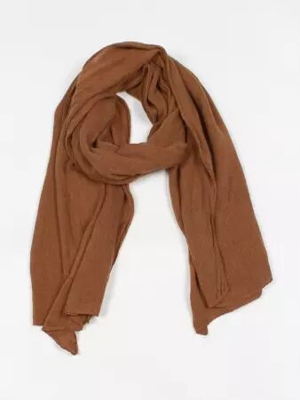 Echarpe Bronze v�tement f�minin au tomb� fluide et � l'esth�tique raffin�e