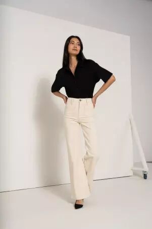 Jeans Gaspard Beige pi�ce de pr�t-�-porter au design soign� et au tomb� fluide
