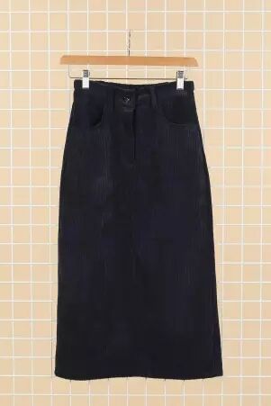 Jupe fendue velours midi marine en velours, longueur midi, fente �l�gante pi�ce de pr�t-�-porter au style contemporain et facile � associer � l'esprit urbain