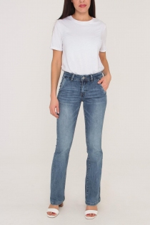 Jeans pi&egrave;ce vestimentaire au caract&egrave;re moderne et au port&eacute; confortable au tomb&eacute; naturel