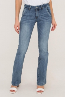 Jeans v&ecirc;tement mode &agrave; la silhouette harmonieuse et au look chic avec d&eacute;tail de finition