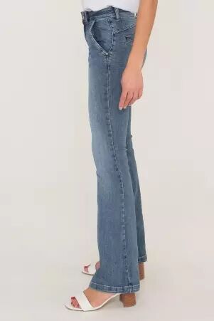 Jeans pi�ce vestimentaire au caract�re moderne et au port� confortable au tomb� naturel