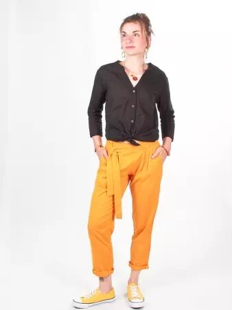 Pantalon Gus moutarde v�tement masculin au ton �pic� et au port� fluide