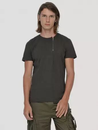 Deala Tee Olive Noir pi�ce vestimentaire au caract�re moderne et � l'esprit cr�atif
