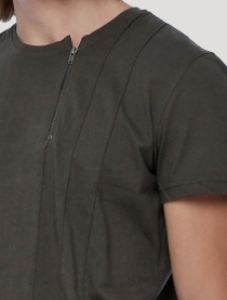 Deala Tee Olive Noir cr&eacute;ation de pr&ecirc;t-&agrave;-porter au design travaill&eacute; et &agrave; la silhouette &eacute;l&eacute;gante