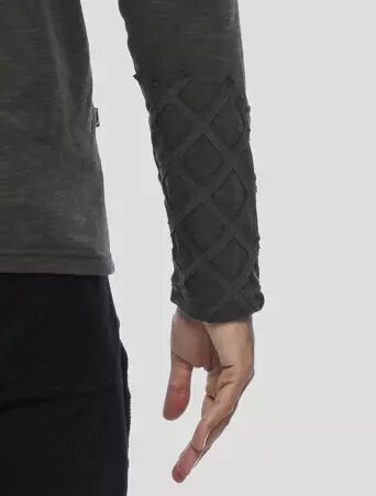 Gauda Sweater Charcoal accessoire d'hiver � la silhouette �pur�e et actuelle