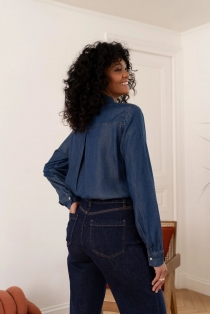 Jean Gaspard Denim brut pi&egrave;ce de pr&ecirc;t-&agrave;-porter au design soign&eacute; et au tomb&eacute; fluide