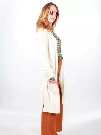Gilet long touch� cachemire Ecru cardigan ou pull pens� pour un usage quotidien �l�gant