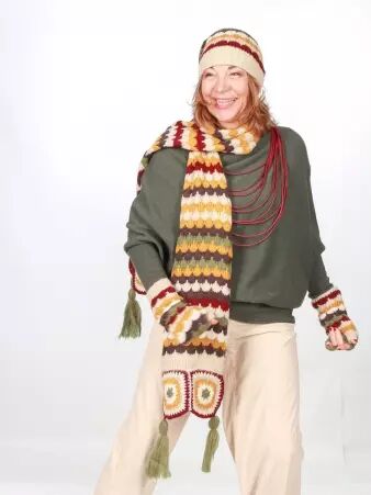 Echarpe crochet marron v�tement f�minin au tomb� fluide et � l'esth�tique raffin�e