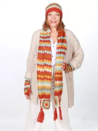 Echarpe crochet �cru pi�ce de mode � la coupe pr�cise et � l'allure contemporaine