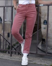 Pantalon chino velours Vieux rose v&ecirc;tement f&eacute;minin textur&eacute; au style d&eacute;licat