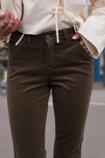 Pantalon chino velours Kaki v&ecirc;tement f&eacute;minin chic et casual