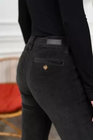 Pantalon chino velours noir pi�ce mode �l�gante et confortable