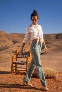 Pantalon wide leg pistache v&ecirc;tement fluide au coloris v&eacute;g&eacute;tal