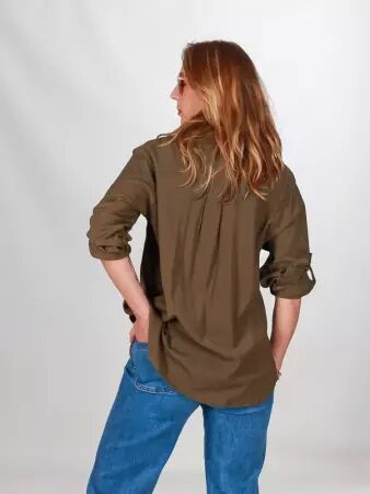 Chemise velours Kaki �l�ment mode � l'esth�tique actuelle