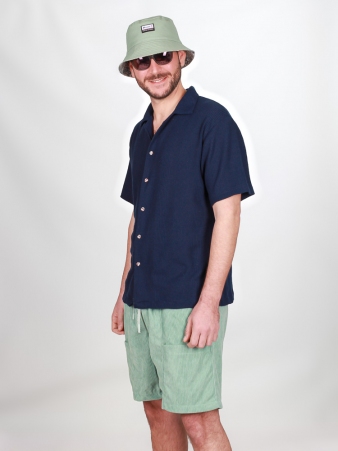 Chemise manches courte marine accessoire mode au style contemporain