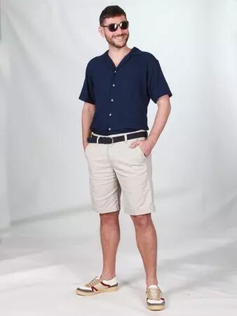 Chemise manches courte marine accessoire mode au style contemporain
