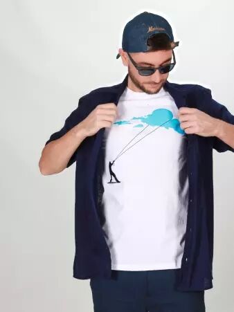 T-shirt kite blanc t-shirt cerf-volant blanc illustration l�g�re
