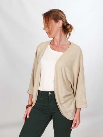 Cardigan maille ajour�e beige accessoire textile au look moderne