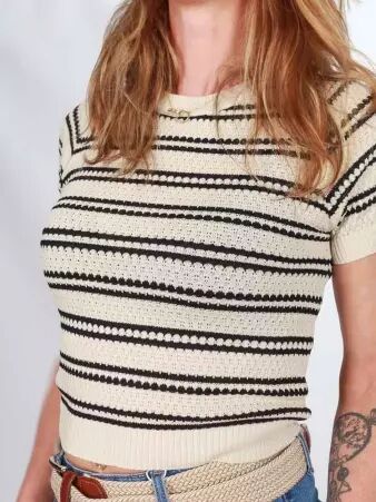 Crop top marini�re beige article mode au style affirm� et aux finitions soign�es