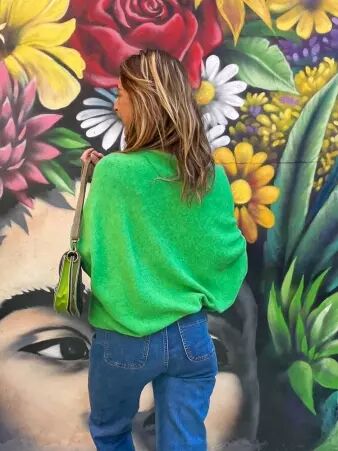 Sweat asymetrique touch� cachemire vert pelouse sweat lumineux doux coupe moderne