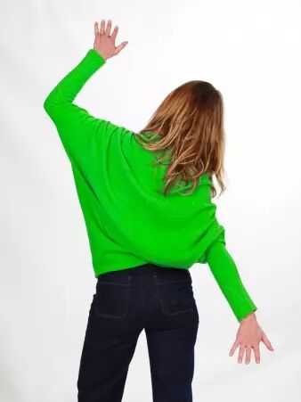 Sweat asymetrique touch� cachemire Vert lucky sweat vert lumineux � l'allure contemporaine