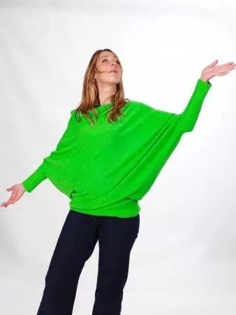 Sweat asymetrique touch� cachemire Vert lucky sweat vert lumineux � l'allure contemporaine