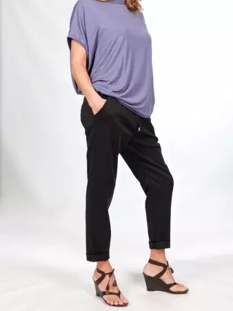 Pantalon jogger Lyocell noir pi�ce mode confortable et intemporelle