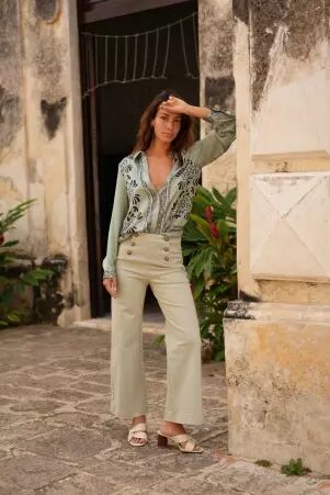 Pantalon � pont Victorine Sauge pi�ce mode �l�gante � l'allure apais�e