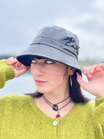 Bob reversible noir cr&eacute;ation de caract&egrave;re au style distinctif