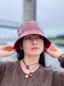 Bob reversible bordeaux &agrave; l'esth&eacute;tique artisanale et contemporaine