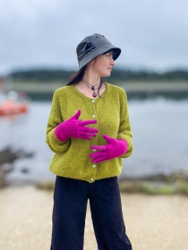 Gant su&eacute;dine + mitaines lila article mode au style affirm&eacute; et aux finitions soign&eacute;es