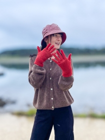 Gant su&eacute;dine + mitaines rouge fonc&eacute; accessoire d'hiver &agrave; la silhouette &eacute;pur&eacute;e et actuelle
