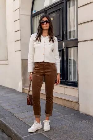 Pantalon chino velours Marron v�tement f�minin doux et structur�