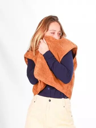 Gilet sherpa sans manche camel pi�ce de pr�t-�-porter chaude � la silhouette fluide � la ligne �l�gante