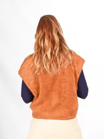 Gilet sherpa sans manche camel pi�ce de pr�t-�-porter chaude � la silhouette fluide � la ligne �l�gante