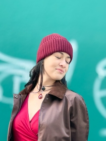 Bonnet &agrave; revers bord cotes rouge fonc&eacute; accessoire textile au look affirm&eacute;