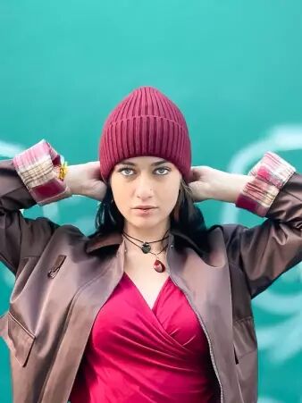 Bonnet � revers bord cotes rouge fonc� bonnet mode � l'esprit streetwear