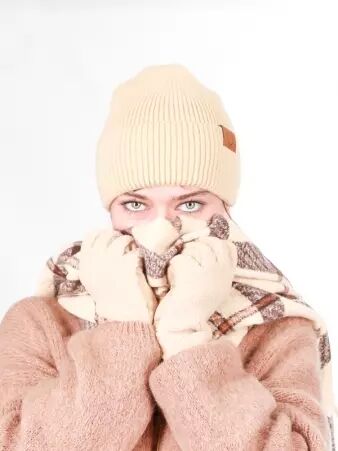 Bonnet blanc cass� pi�ce textile � l'esth�tique naturelle et �pur�e